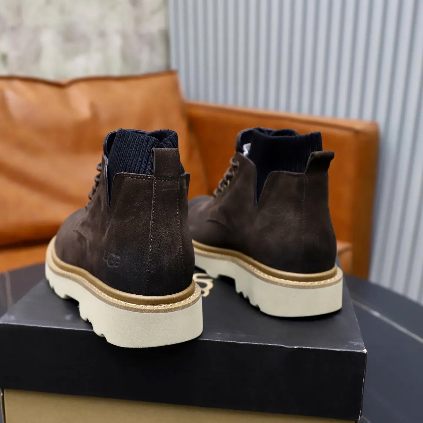 Ex-factory price: 640💰Thick wool imported from Australia Brand: UGG genuine purchase Size: 39-44 Grade: Official website 1:1 Material: First layer of genuine leather waterproof and antifreeze upper Real wool lining Original non-slip soft wear-resistant outsole Style category: Men's casual shoes Trendy style Comfortable on the feet Color: Official website color synchronization